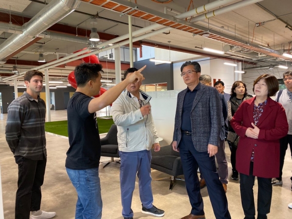 지난 8일(현지시간) 방문단이 미국 샌디에고 스타트업 액셀러레이터인 ‘커넥트’를 들러 관련자로부터 기관의 역할에 대한 설명을 듣고 있다.