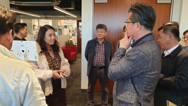 지난 8일(현지시간) 방문단이 미국 샌디에고 스타트업 액셀러레이터인 ‘바이오랩스’를 들러 선진 창업 환경을 살펴보고 있다.