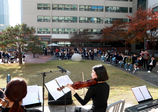 학생생활관 마당에서 피아노5중주 공연이 이어지고 있다.