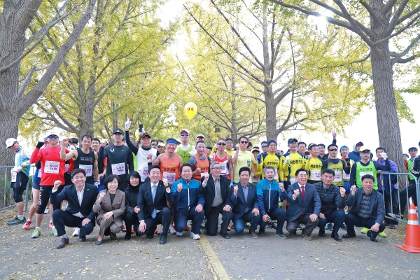 마라톤 참가자와 기념촬영하는 오세현 아산시장을 비롯한 내빈들