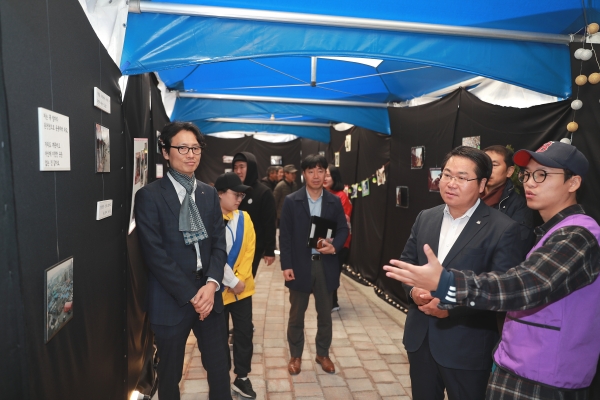 축제 부스를 격려하는 오세현 아산시장