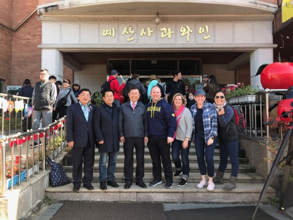 예산사과와인페스티벌에서 황선봉 군수(사진 왼쪽에서 세번째)가 방문객들과 기념촬영을 하고 있다.