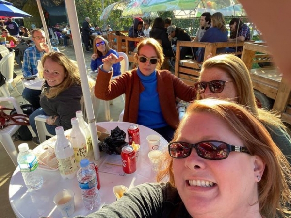 예산사과와인페스티벌에 참여한 외국인들이 기념 촬영을 하는 모습