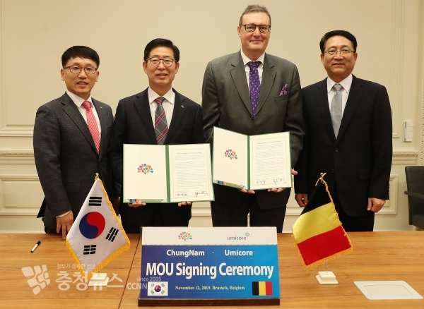 왼쪽부터 이영석 충남도 투자입지 과장, 양승조 지사, 에그버르트 록스 유미코아그룹 부회장, 임동준 한국유미코아 회장