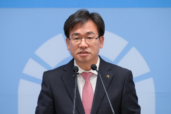 12일 제54회 정례브리핑하는 최인종 행정지원과장