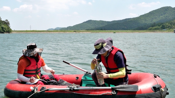 농업용수 수질분석을 위해 공사 직원들이 저수지에서 직접 시료를 채취하고 있다