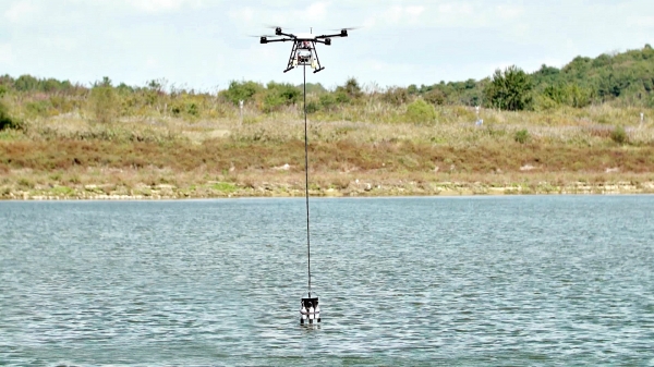 공사는 농업용수 수질관리를 위해 분기별 정기조사 및 순환조사를 시행해 오염원인 진단과 수질관리정책에 활용하고 있다 (사진은 드론을 이용해 측정 시료를 채취하고 있는 모습)