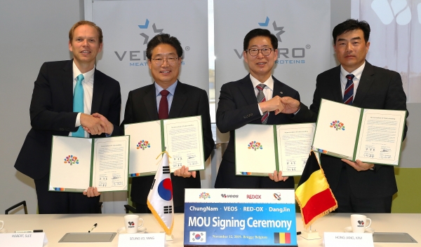 베오스그룹 투자협약(왼쪽부터 베오스그룹 로버트슬리 대표 양승조 지사, 김홍장 시장, 레드옥스사 김정민 대표)