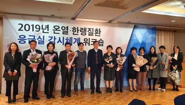 온열한랭질환 워크숍 우수기관 표창 (오른쪽에서 7번째 이서희 보건행정과장).