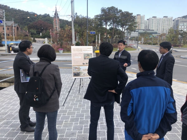 지난달 29일 1차 현지심사 중 사업담당부서 주택팀장이 심사위원 앞에서 사업계획을 설명하고 있는 모습