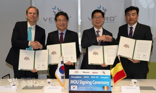 왼쪽부터 로버트슬리 베오스 대표, 김홍장 당진시장, 양승조 지사, 김정민 레드옥스 대표