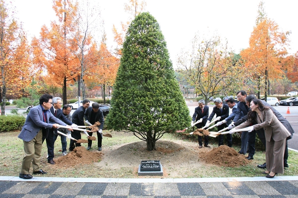제1기 문화예술 최고경영자과정 수료를 기념하며 권혁대 총장과 교무위원, 서은숙 문화예술원장, 손중호 원우회장을 비롯한 임원들이 기념식수를 하고 있다.
