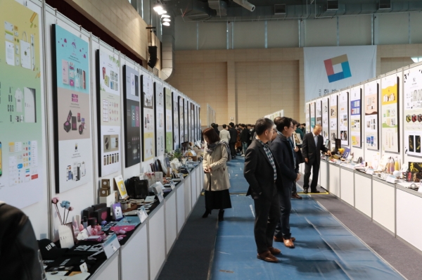 ‘2019학년도 스마트시티 캡스톤디자인 챌린지 대회’ 출품작들을 살펴보고 있다.