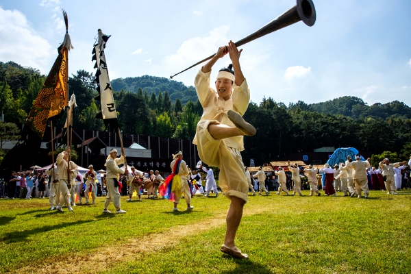 사진공모전 은상 - 조무제, 신나는 나팔수