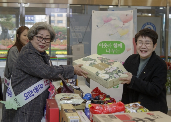 대덕구가 13일 구 청사 1층 로비에서 일상 속 나눔 문화 실천을 위한 ‘기부식품 나눔의 날’ 행사를 열었다. 박정현 대덕구청장(오른쪽)이 기부품을 전달하는 모습
