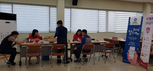 6개월 간 의사, 코디네이터, 간호사, 영양사, 운동전문가가 한 팀을 이뤄 모바일을 통한 맞춤형 건강서비스를 제공