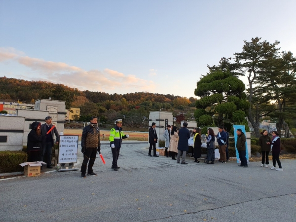 대학수학능력시험장 교통지도 장면