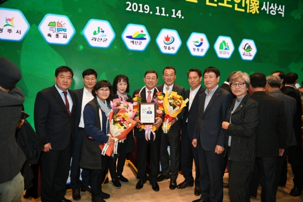 황선봉 예산군수(가운데)가 2019 지역농업발전 선도인 상을 수상하고 기념촬영하는 모습