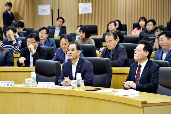 공사는 14일 본사에서 열린 균형발전전략과연계한 농어촌상생협력추진방안에서 혁신도시농어촌상생협력사업모델을 제안한 가운데  김인식 사장이 앞어열린 특강을 집중해서 듣고 있다