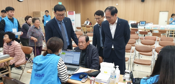 원종찬 농협생명 부사장은 의료봉사 현장을 방문하여 전용국,안면도농협조합장, 김기동 농협생명 충남총국장 등과 농업인들의 건강을 돌보고 의료진들에게 감사를 전했다.