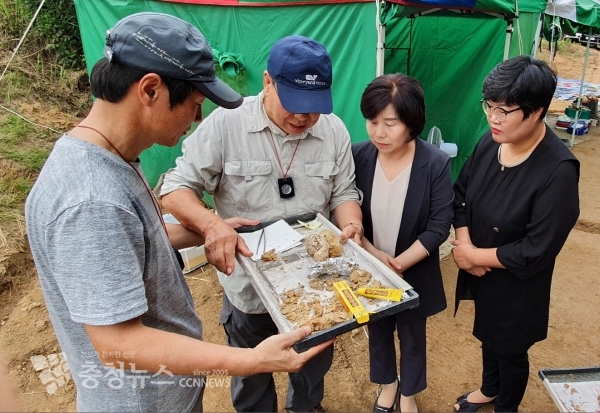 김영애 의장과 김희영 기획행정위원장이 지난 8월 유해발굴 현장을 찾아 공동조사단원으로부터 추진상황을 확인하고 있다.