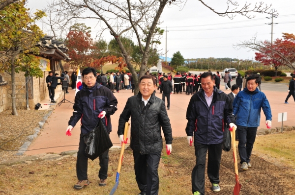 황선봉 군수가 숲가꾸기 행사에 참여하는 모습(사진 가운데).