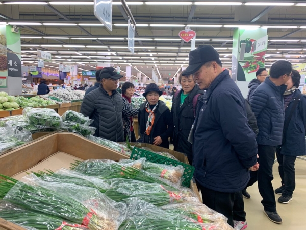 예산군농업기술센터 귀농·귀촌교육 수료생들이 서울 일원의 농산물 유통현장을 견학하는 모습