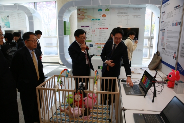 14일과 15일 양일간 건양대 대전 메디컬캠퍼스에서 열린 Medi-Bio Fair에서 건양대 이원묵 총장(가운데)이 학생들의 성과물을 둘러보는 모습