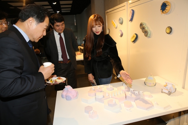 세라믹 작품들을 둘러 보고 있는 원성수 총장