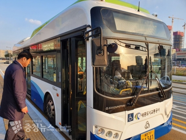 시내버스로 출근하는 이춘희 시장