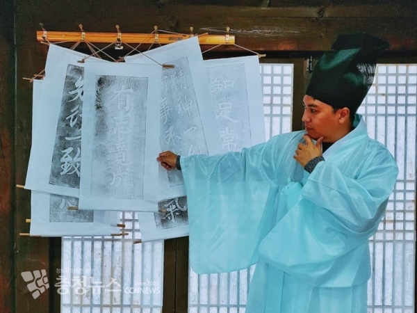 외국인 서포터즈 또바기팜족3기가 정읍 태산선비마을에서 탁본체험 후 선비포즈를 취하고 있다.