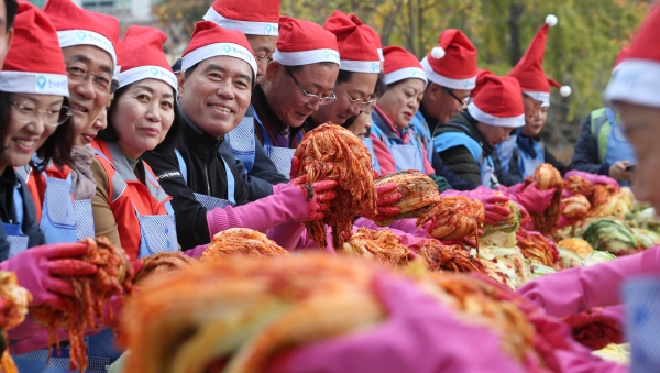 16일 구청 잔디광장에서 열린 천사의 손길 천사+천사 김장대축제에서 김장김치를 직접 담그고 있는 주요내빈과 자원봉사자 모습들(사진 왼쪽 네번째부터 이나영 동구의회 의장, 황인호 동구청장)