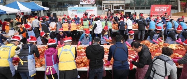 많은 인파들이 김장김치를 담그고 있는 모습