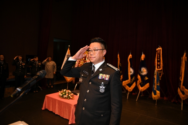 박형수 신임 대장이 취임식에서 거수 경례를 하는 모습