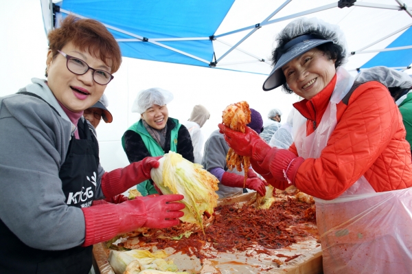 KT&G 천안공장 김장 나눔 봉사활동 모습