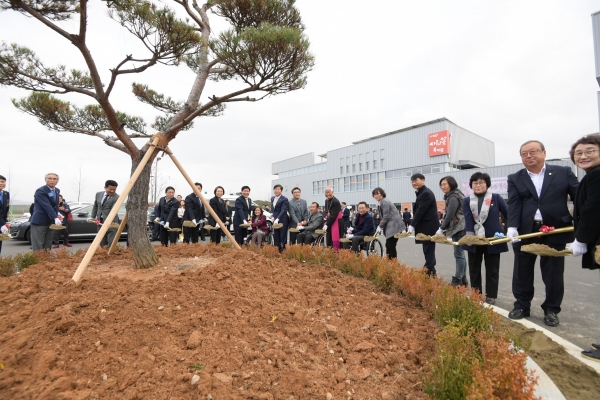 18일 충남 논산시 부적면 계백로 1546번길 38에 위치한 '사람꽃복지관' 개관식을 가졌다.