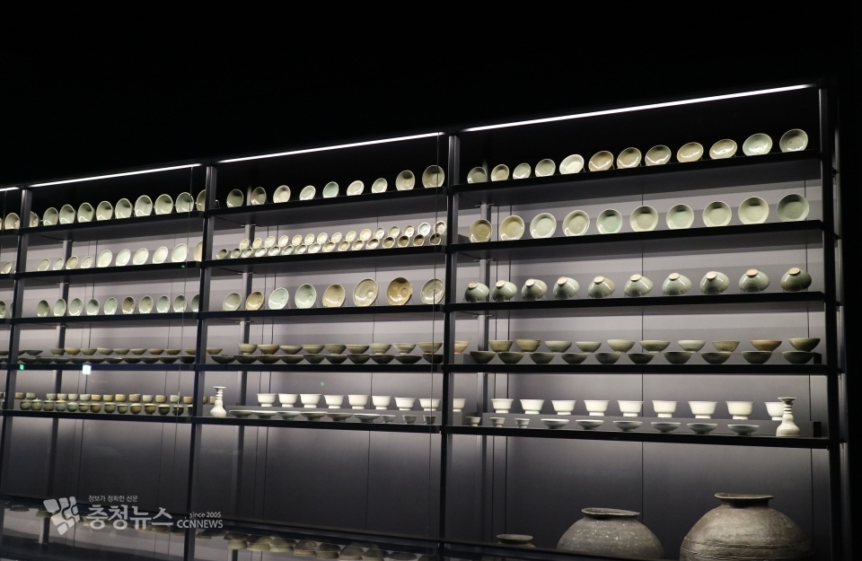 한쪽 벽을 장식한 자기그릇