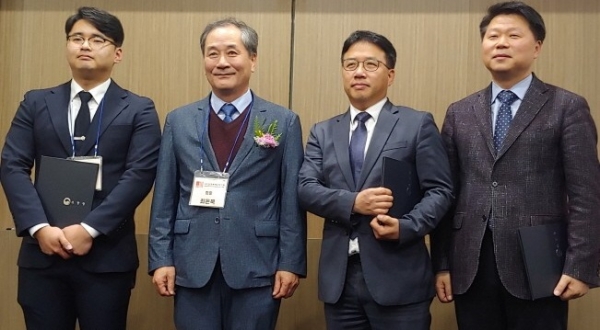 대전대, 안전융합학부 양현혁 학생‘한국화재 소방학회 추계학술대회’ 소방청장 표창 수상/ 맨 왼쪽이 양현혁, 맨 오른쪽이 최호성