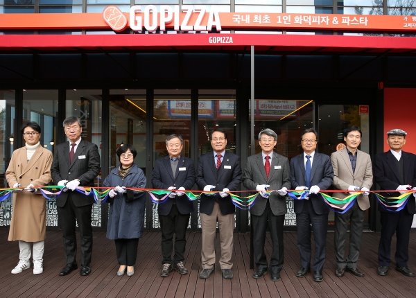 .한남대 이덕훈 총장(왼쪽 다섯 번째)과 배정열 한남대신협 이사장(왼쪽 네 번째) 등이 18일 56주년기념관에서 피자전문점 개업 테이프커팅을 하고 있다.
