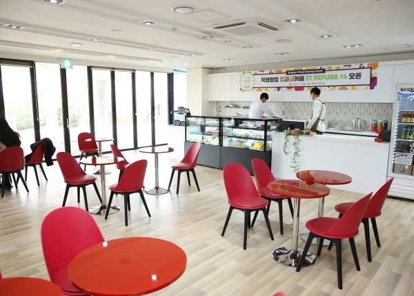한남대 56주년기념관에 피자전문점과 함께 문을 연 학생창업 컵과일 카페 ‘ST.REFURB 14’