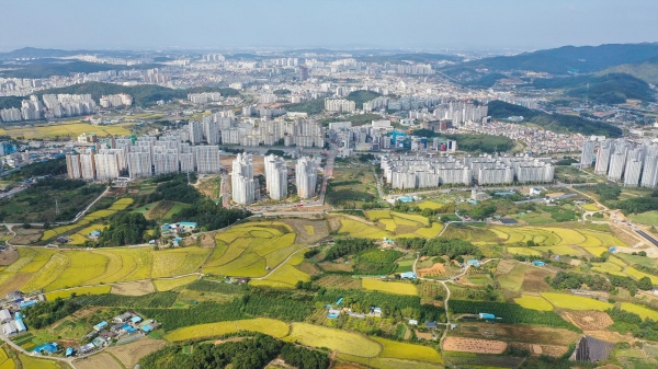 구룡동에서 바라본 천안시내 및 농촌이 공존하는 모습