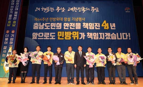 민방위 유공 도지사 표창 (왼쪽에서 3번째 오상록 공주시 민방위팀장, 7번째 정석완 충남도 재난안전실장)