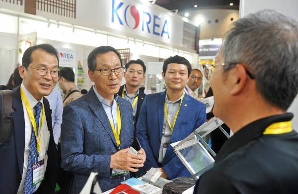 인도네시아 ‘2019 Sial Interfood’ 박람회 참관 중인 aT 이병호 사장(왼쪽에서 두 번째)