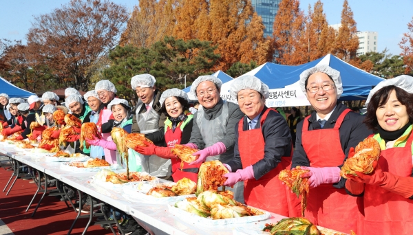 10개 봉사단체 및 유관기관, 동 참여, 김장 대행사 진행