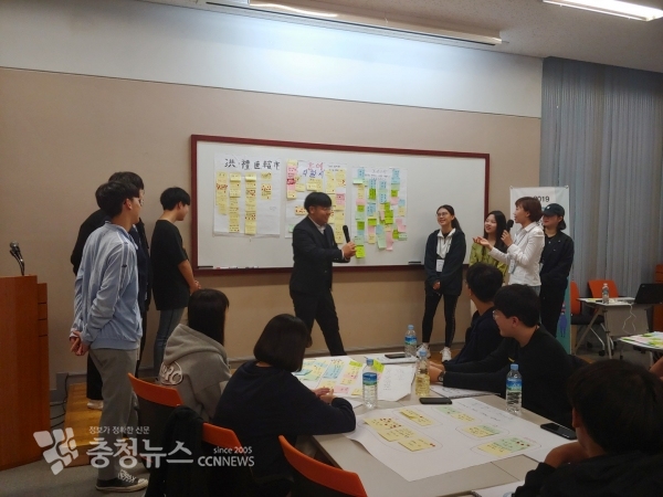 학생들이 참여예산을 위해 토론을 진행하는 모습.