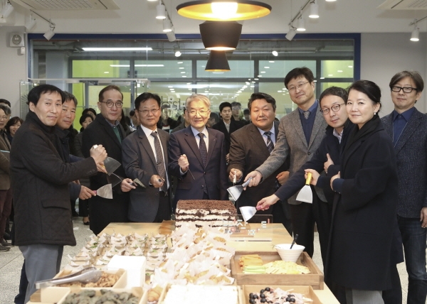 스튜디오 오프닝 커팅식