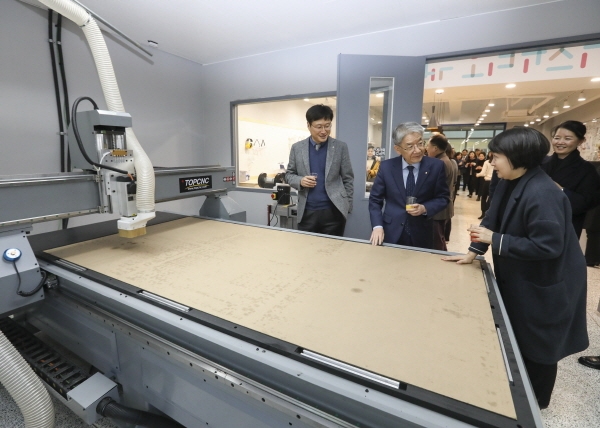 스튜디오 기기에 대한 설명을 듣고 있는 백웅기 총장