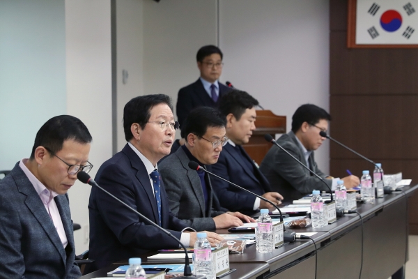 19일, 서구청 장태산실에서 ’인구시책 평가 및 개선방안 연구용역’ 중간보고회를 열고 인구정책 위원회의 자문의견을 수렴했다