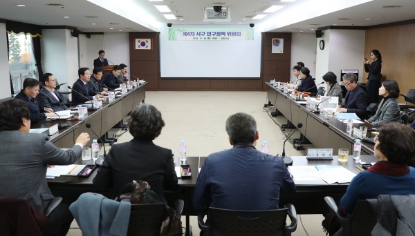 19일, 서구청 장태산실에서 ’인구시책 평가 및 개선방안 연구용역’ 중간보고회를 열고 인구정책 위원회의 자문의견을 수렴했다
