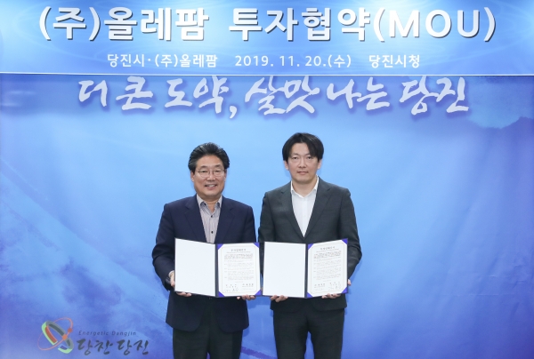 올레팜 투자협약 (왼쪽 김홍장 시장 오른쪽 마이클 안 올레팜 대표이사)